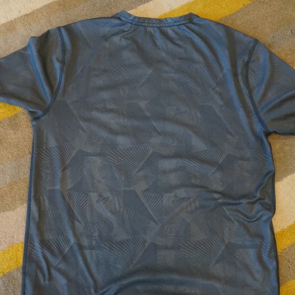 Gap Fit Exercise Shirt - Picture 3 of 3